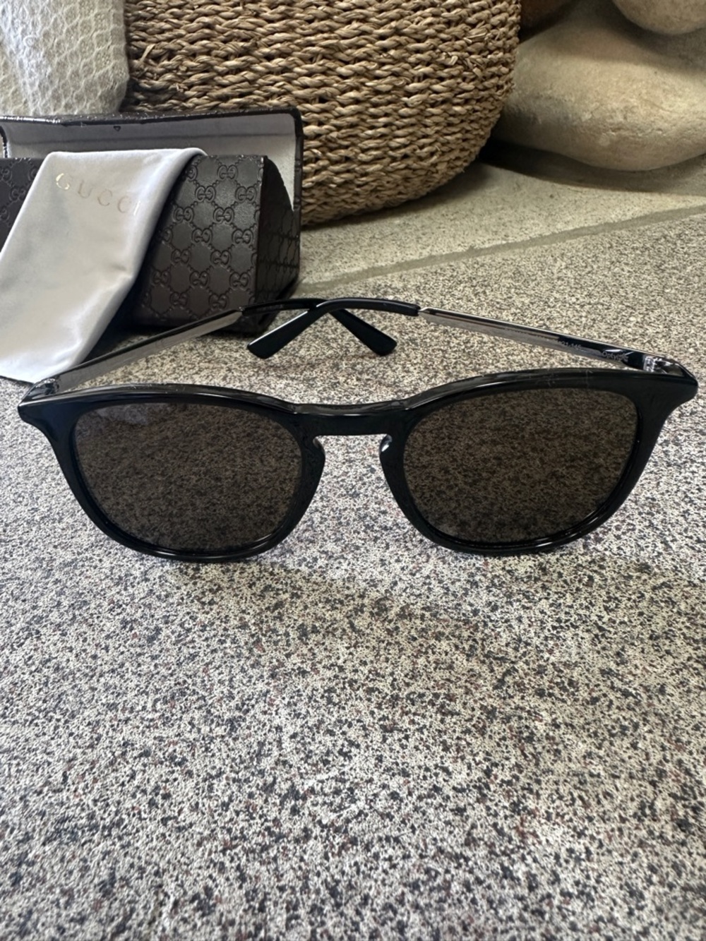 Gucci Black Oversized unisex Sunglasses with Dark Lenses - Picture 3 of 9